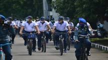  KASAL Laksamana Yudo dan Gubernur AAL Gowes Sepeda Bersama