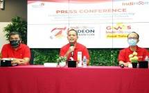 Executive Vice President Telkom Regional II Teuku Muda Nanta (tengah) didampingi Executive Vice President Marketing Teddy Hartadi Telkom Regional II (kiri) dan Operation Senior Manager Consumer Marketing Telkom Regional II Bheri Priyo Hartanto (kanan) lakukan press conference IndiHome Gideon Badminton