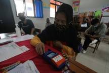 Nasabah Bank DKI lakukan transaksi keuangan