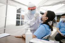 Karyawan PT Mowilex Indonesia melakukan test swab dengan Alat Uji Panbio Antigen Covid-19.