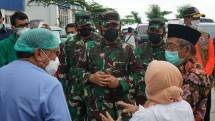 Panglima TNI Serahkan Bantuan Presiden kepada Korban Bencana 