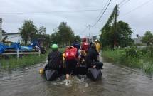Evakuasi korban Banjir oleh ACT