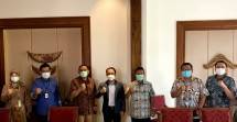Direktur Enterprise & Business Service Telkom Edi Witjara (tengah) bersama Direktur Keuangan dan Investasi BPJS Kesehatan Kemal Imam Santoso (ketiga dari kiri)