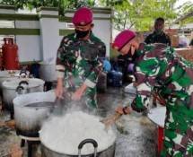 Prajurit Marinir Siapkan Posko Dapur Lapangan Peduli Banjir KalSel
