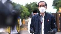 Presiden Joko Widodo saat menyampaikan keterangan pers di sekitar Jembatan Mataraman, Kabupaten Banjar, Senin, 18 Januari 2021, mengenai rusaknya sejumlah sarana penghubung akibat bencana banjir di Provinsi Kalimantan Selatan. Presiden telah memerintahkan Menteri Pekerjaan Umum dan Perumahan Rakyat untuk segera menangani hal tersebut. Foto: BPMI Setpres/Lukas