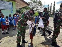 Satgas Yonif MR 413 Kostrad Bagikan Alkes di Sekolah Papua