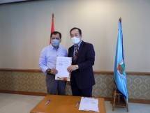Ketua Umum Dekopin Nurdin Halid dan Rektor Universitas Siber Asia Jang Youn Cho, berpose usai penandatangan kerjasama kedua lembaga di Jakarta, Selasa (19/1/2021).