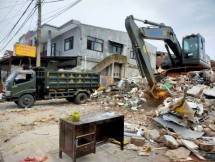 Pasukan TNI Bersihkan Puing Bangunan Akibat Gempa Bumi Sulbar