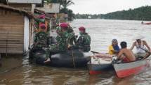 Prajurit Marinir Distribusi Logistik dan Obat-Obatan di Lokasi Banjir Banjar