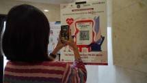 Nasabah Bank DKI melakukan transaksi QR