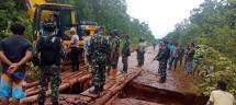 Satgas Yonif 125 SMB Merauke Perbaiki Jalan Terputus