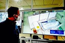 Gubernur Anies di RSUD Cengkareng melihat jenazah pasien Covid-19