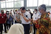 Menteri Koordinator Bidang Kemaritiman - Luhut Binsar Pandjaitan Turut Mencoba GeNose C19 (Photo by BUMN)