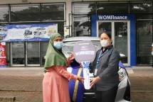 WOM Finance Serahkan Hadiah Utama WOMbastis ke Siti Aisah