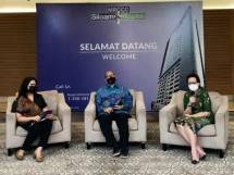 Dari kiri ke kanan : 1. Eryza Tomasouw - MC 2. Prof. Dr. dr. Aru Wisaksono Sudoyo, Sp,PD, KHOM, FINASIM, FACP (Ketua Yayasan Kanker Indonesia) 3. dr. Adityawati Ganggaiswari, M. Biomed (Direktur MRCCC Siloam Hospitals Semanggi)