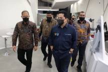 Menteri BUMN RI Erick Thohir (tengah) bersama Staf Khusus III Menteri BUMN Arya Sinulingga (paling kanan), Direktur Human Capital Management Telkom Afriwandi (kedua dari kiri), dan Direktur Keuangan Telkom Heri Supriadi (paling kiri)