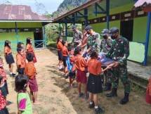 Satgas Yonif 642 Bagikan Tas dan Alat Tulis kepada Anak-Anak di Perbatasan