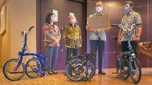 Menteri Perindustrian Agus Gumiwang Kartasasmita saat menyerahkan sertifikat SPPT SNI kepada PT Kreuz Bike Indonesia