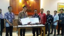 Dirut PT Indonesia Product Global (kiri) dan Dirut SMESCO Indonesia (kanan) dan team saat menandatangani kontrak kerja sama. (Foto Ist)