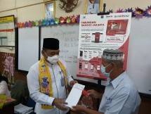 Pantau langsung proses penyaluran Bantuan Sosial Tunai di SDN Jembatan Besi 01 Pagi, Walikota Jakarta Barat, Uus Kuswanto memberikan apresiasi kepada warga yang tertib dan patuhi protokol kesehatan. 