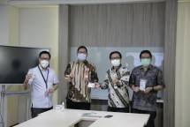 PT Mustika Ratu Tbk (MRAT) menyerahkan bantuan paket suplemen herbal Herbamuno+ dan Hand Sanitizer Gel Mustika Ratu kepada Pusat Krisis Kesehatan Kementerian Kesehatan 