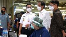 Presiden Joko Widodo bersama Gubernur DKI Jakarta Anies Baswedan saat meninjau vaksinasi di Pasar Tanah Abang (Foto: Setkab)