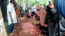 Keluarga Ustaz Maaher sedang tabur bunga (Dok Istimewa)