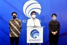 Menteri Komunikasi dan Informatika Johnny G. Plate (tengah) dalam konferensi pers virtual mengenai Pengumuman Hasil Seleksi Calon Anggota Dewas RRI, dari Ruang Media Center Kantor Kementerian Kominfo Jakarta, Jumat (19/02/2021).