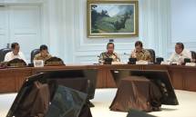 Gubernur Bengkulu Ridwan Mukti (paling kiri) mengikuti Rapat Terbatas Evaluasi Pelaksanaan Proyek Strategis Nasional dan Program Prioritas di Provinsi Bengkulu, Rabu (31/5) siang. (Foto: Rahmat/Humas Setkab)