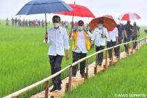 Viral, Tembus Hujan Deras Hanya untuk Temui Petani Sumba, Presiden Jokowi Menuai Pujian