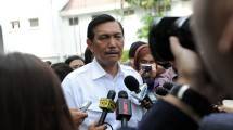 Kepala Staf Kepresidenan Luhut Binsar Pandjaitan saat ditanya wartawan di Istana Kepresidenan Jakarta (14/1). (Foto: Setkab.go.id)