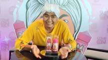 Arif Muhammad memperkenalkan produk rokok electric yang menggunakan nama karakternya "Mak Beti"