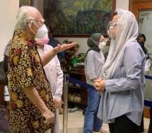 Sri Mulyani Bertakziah kerumah Prof Emil Salim