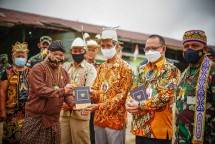 Tiga Pakaian Adat Bertemu, Pangdam Mulawarman Saksikan Penyerahan Masyarakat Pancasila