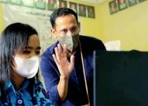 Mendikbud Nadiem Makarim bersama Siswi SMA di Papua