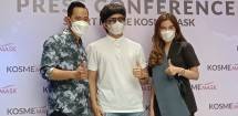 Juragan 99, Gilang Widya Purnama dan Shandy Purnamasari mengapit Atta Halilintar saat peluncuran komsemask