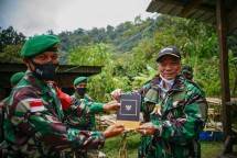 Komandan Pasukan Penjaga Titik U444, Kalimantan Timur Letda Inf. Nurtoyo menerima buku Masyakarakat Pancasila dari editornya AM Putut Prabantoro. Buku tersebut ditulis sesepuh TNI Letjen TNI (Purn) Sayidiman Suryohadiprojo. 