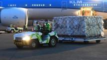 Kedatangan vaksin AstraZeneca melalui COVAX Facility sebanyak 1,1 juta dosis vaksin di Bandara Internasional Soekarno-Hatta, Tangerang, pada Senin, 8 Maret 2021. Foto: BPMI Setpres/Lukas