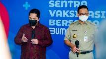 Menteri BUMN Erick Thohir dan Gubernur DKI Jakarta Anies Baswedan di Sentra Vaksinasi Bersama