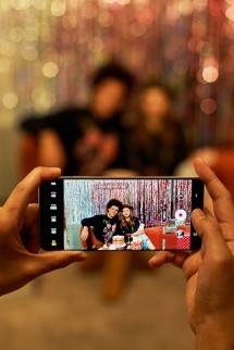 Spesifikasi kamera yang mumpuni serta performa yang gahar, dikemas dalam desain yang memukau dan ikonik, membuat Samsung Galaxy S21 Series 5G menjadi perangkat yang cocok bagi mereka yang ingin bebas berekspresi. (Foto: Humas PT Samsung Electronics Indonesia)