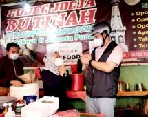 Gubernur DKI Anies Baswedan saat di Gudeg Jogja Bu Tinah