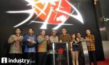 Wakil Gubernur DKI Jakarta terpilih Sandiaga Uno (tengah) saat membuka dalam opening bell Oke Oce Stock Center di Bursa Efek Indonesia, Jakarta, Jumat (2/6/2017). MNC Sekuritas jalin kerja sama dalam OKOCE Academy dalam Opening Bell-OK Oce Stock Cent