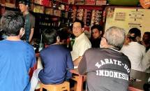 Nongkrong di Warkop, Gubernur Jakarta Disapa Pengunjung: Bapak Ini Mirip Sekali Sama Pak Anies...