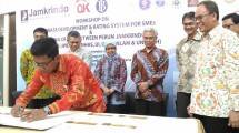 Dirut Perum Jamkrindo Diding S Anwar melakukan penandatanganan kerjasama Pemuktahiran Data UMKM