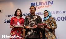 Senior Executive Vice President Corporate Banking PT Bank Mandiri (Persero) Tbk Alexandra Askandar (kiri) berbincang dengan Dirut PT Sarana Multi Infrastruktur (Persero) (SMi) Emma Sri Martini (kanan) dan Dirut PT Industri Kereta Api (Persero) (INKA)