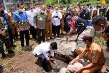 Menteri Pertanian Syahrul Yasin Limpo saat peletakan batu pertama Kandang Sapi Perah