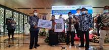 Regional CEO Bank Syariah Indonesia Region 7 Bandung Dade Dermawan (kanan) menyalurkan KUR Kecil IB Bank Syariah Indonesia kepada perwakilan nasabah disaksikan oleh Bupati Majalengka Karna Sobahi (kiri). 