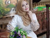 Sudah Rilis Puluhan Album Namun Belum 'Ngetop' Juga! Penyanyi Elmira Batik Hopeles Alias Patah Arang