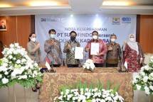 Penandatanganan MoU oleh Direktur Utama PT SUCOFINDO (Persero) Bachder Djohan Buddin dengan Ketua KADIN Provinsi Jawa Barat Cucu Sutara