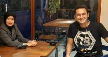 Indra Brugman bersama pemain sinetron Nia Rahmania yang berkunjung ke Kopibrug di kawasan Tebet Jakarta Selatan 
